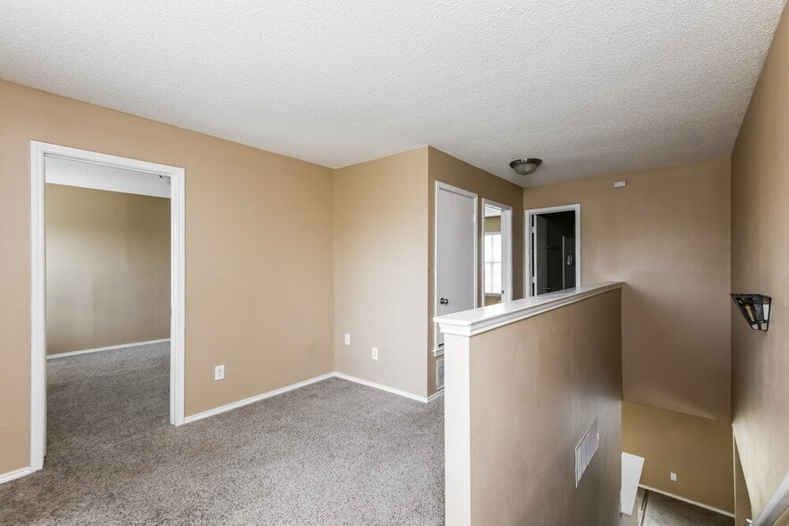 Building Photo - 949 Canary Dr