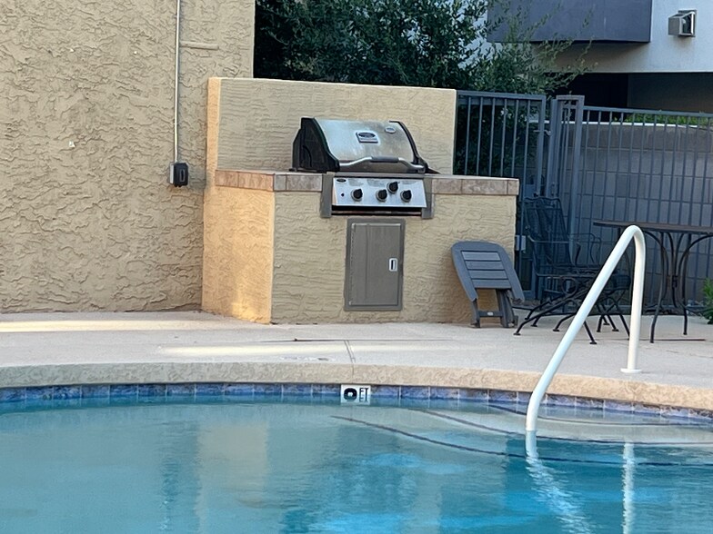 Building Photo - 1014 E Spence Ave