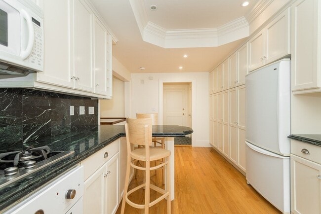 Building Photo - 64 Mt Vernon St