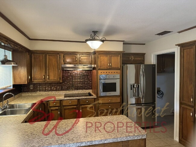 Building Photo - Charming 3 bedroom 2 bath on 2 acres within city limits!