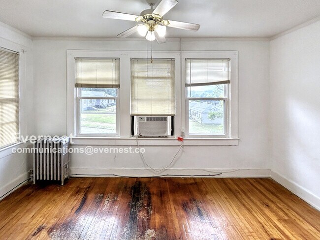 Building Photo - 904 3rd St W