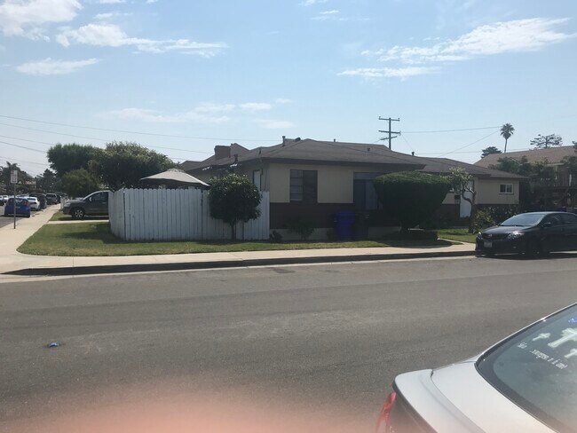 Building Photo - 114 W B St