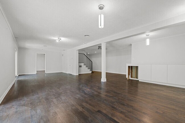 Building Photo - Tarrytown STUNNER!!!