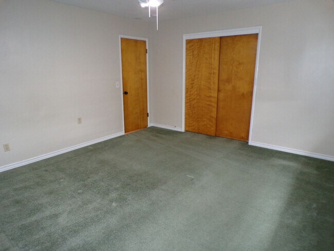 Building Photo - 882/884 N Ross Ln.