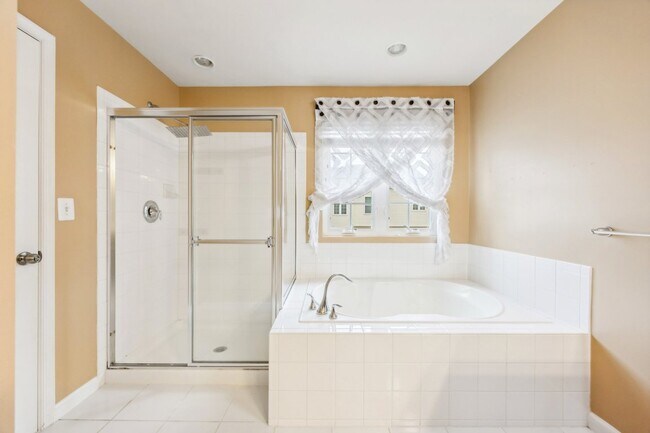 Building Photo - Stunning luxury townhome in the Fieldstone...