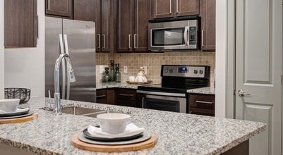Building Photo - 1 Month Free on a Gorgeous 2/2!