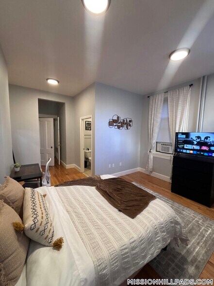 Building Photo - 252 Warren St