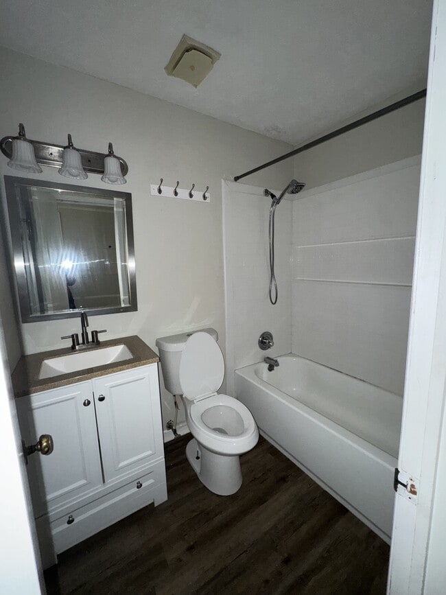 Building Photo - 220-224 4 Ply Ln