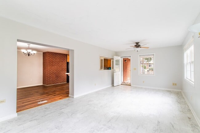 Building Photo - Convenient to Downtown Brevard