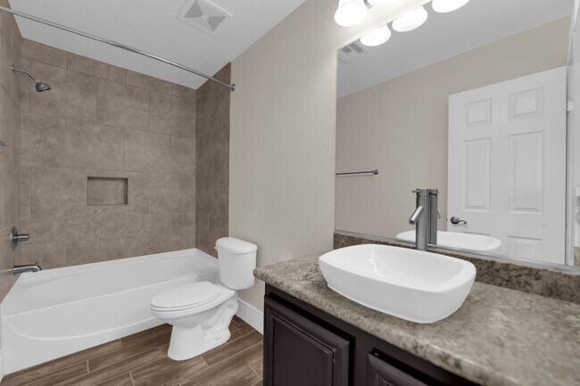 Building Photo - Beautiful Two bedroom 2 1/2 bath