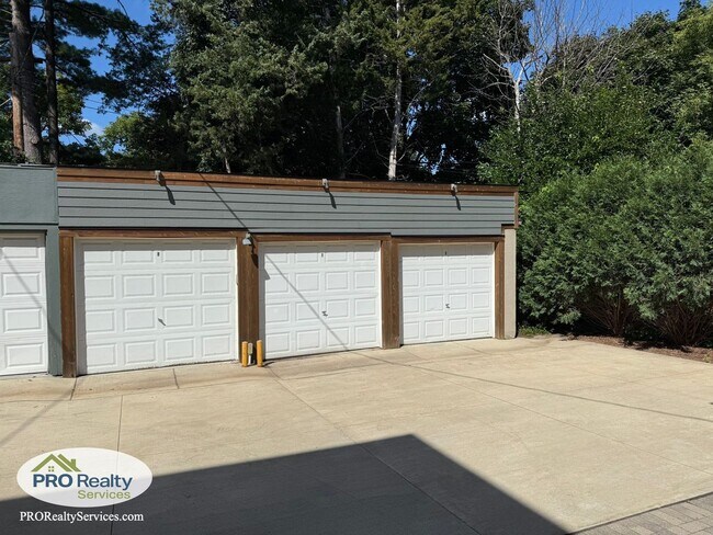 Building Photo - 2 Bedroom **$1,000 off 1 Month's Rent with...