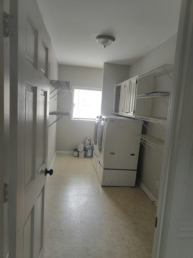 Building Photo - 275 Devilla Trce