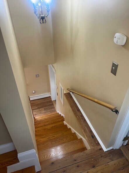 Building Photo - 303 Waterbury Hill Rd