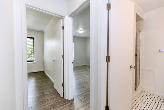 Building Photo - 725 Peninsula Ct