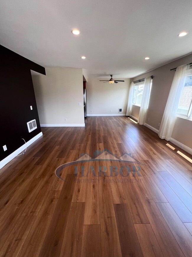 Building Photo - Spacious 2 Bedroom 1 Bathroom Upstairs Condo