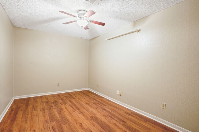 Building Photo - 9 Lakeview Manor