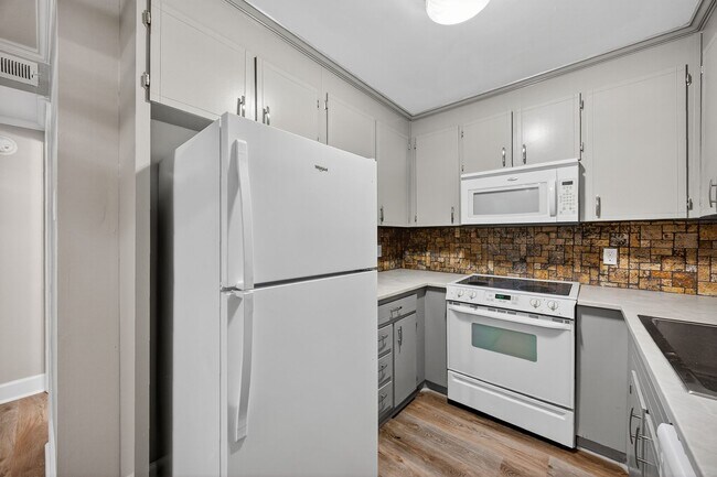 Building Photo - Two bedroom townhome in prime location!