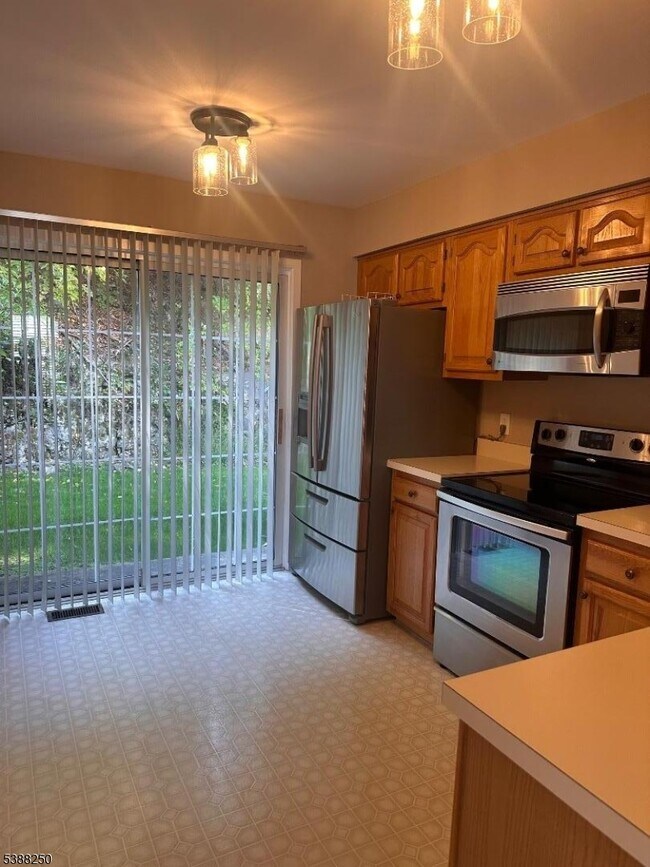Building Photo - 51 Rushmore Ln