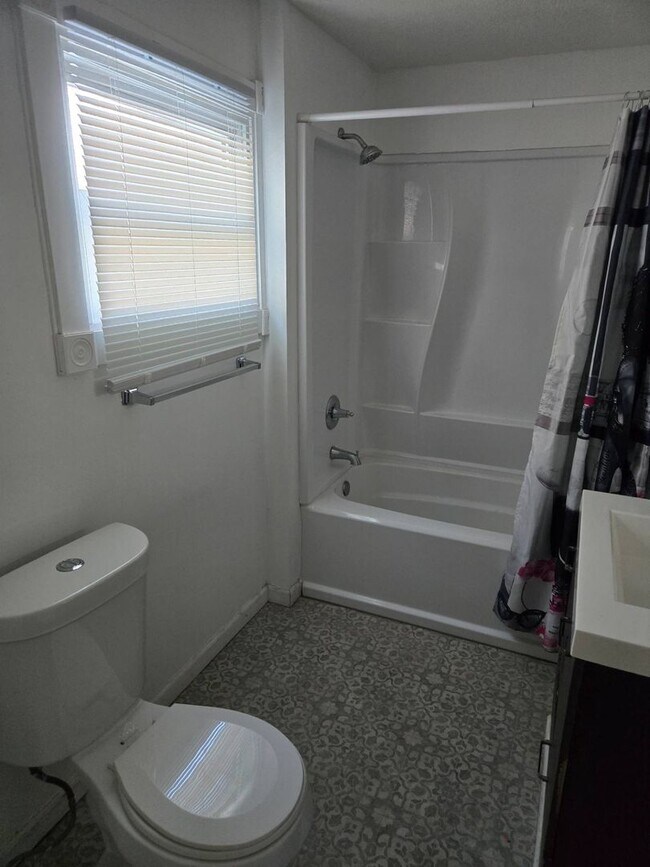 Building Photo - Charming 2-Bedroom Property in Prime Location (Section 8 Vouchers Accepted)