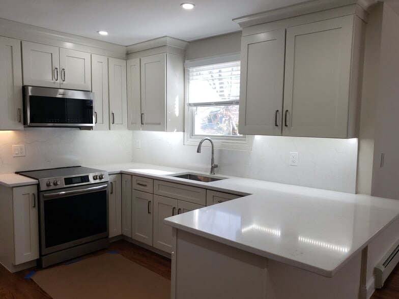 Building Photo - 34 Old East Neck Rd