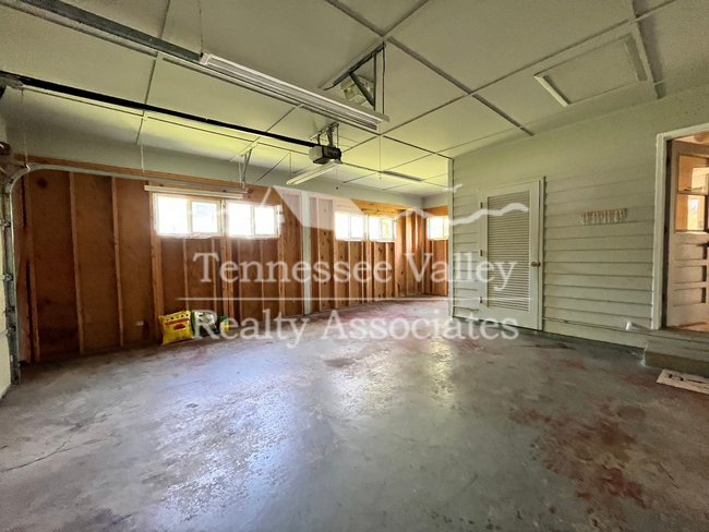 Building Photo - STUNNING 3 BED/2 BATH with Amazing Outdoor...