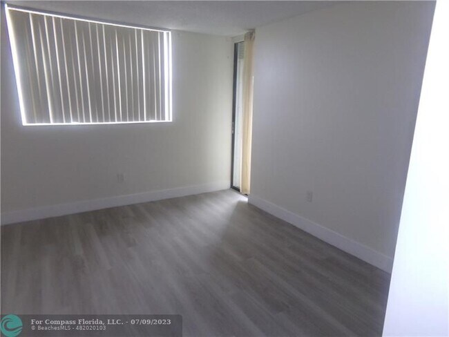 Building Photo - 1830 N Lauderdale Ave