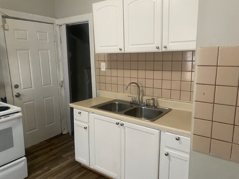 Building Photo - 15521 Log Cabin St