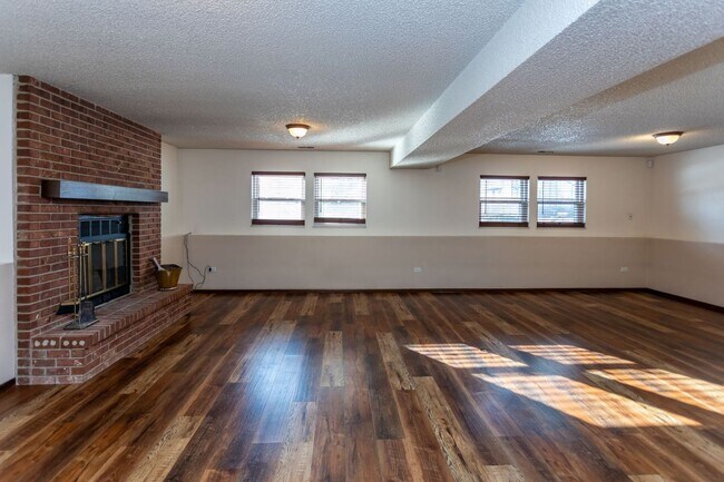 Building Photo - 7673 Safari Cir