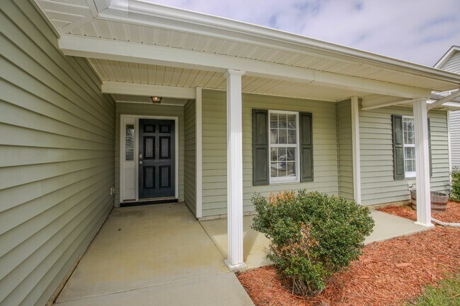 Building Photo - Charming 3 Bed, 2 Bath Rental Home in Raeford, NC - Don't Miss Out!