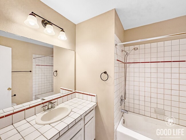 Building Photo - Great 2B/2BA Townhome in Escondido w/ AC, ...