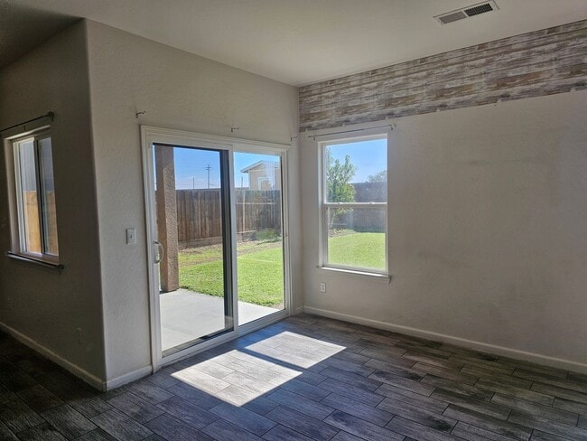 Building Photo - Single Family Home!!