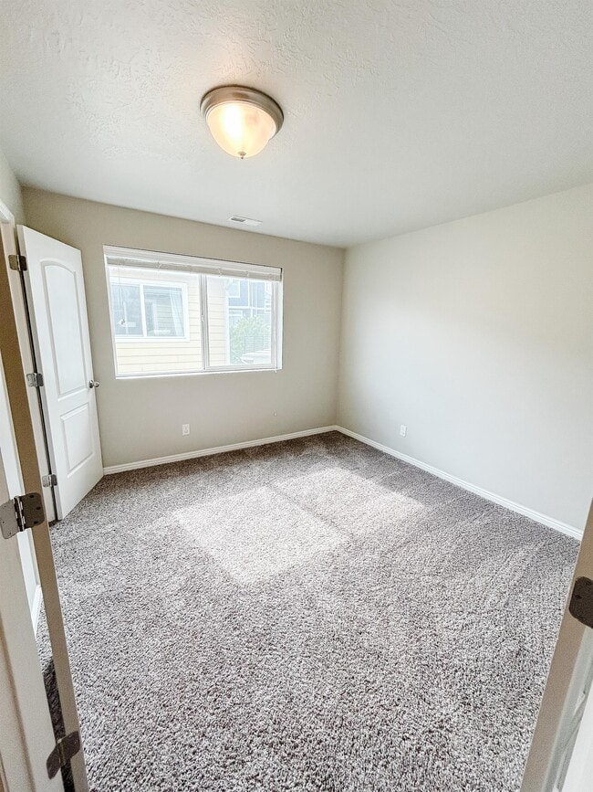 Building Photo - 707 E 380 S