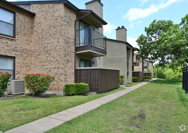 Building Photo - Wooded Creek