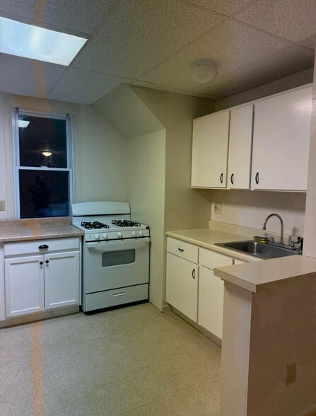 Building Photo - 33 Lake St