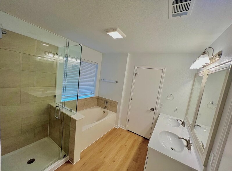 Building Photo - 1615 Royal Ascot Dr