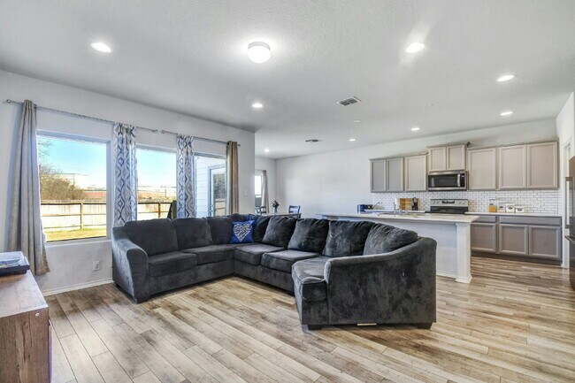 Building Photo - Spacious 4-Bedroom Rental in Trails at Culebra with Community Amenities