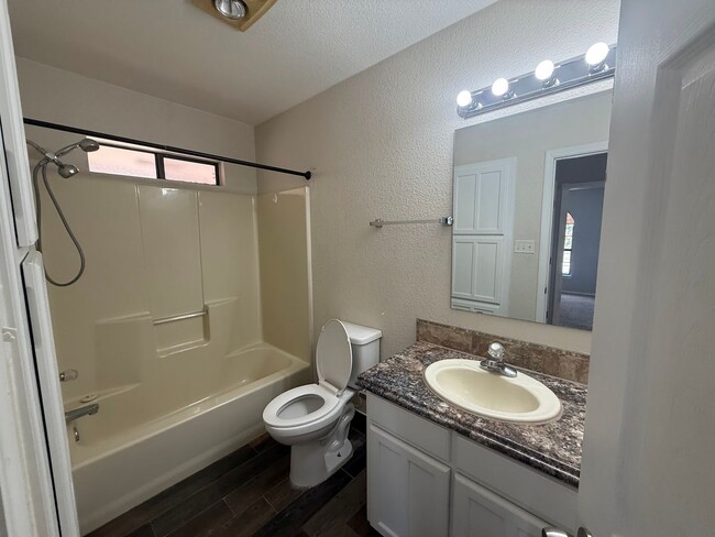 Building Photo - 609 Montwood Ct