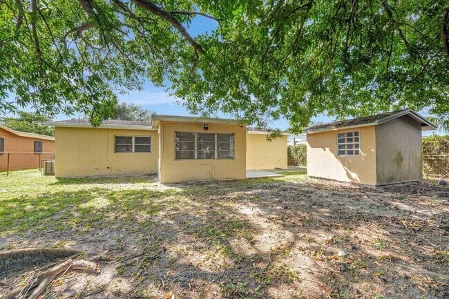 Building Photo - 3511 NW 7th Ct