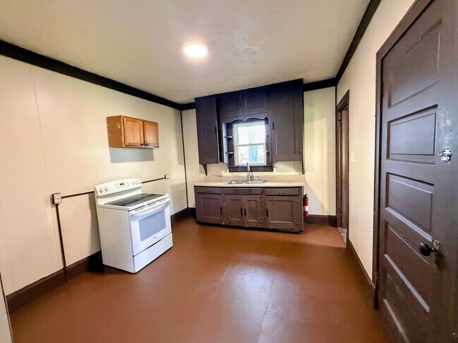 Building Photo - 2048 2nd St NE