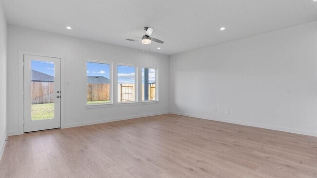 Building Photo - 5030 Balcolm Dr