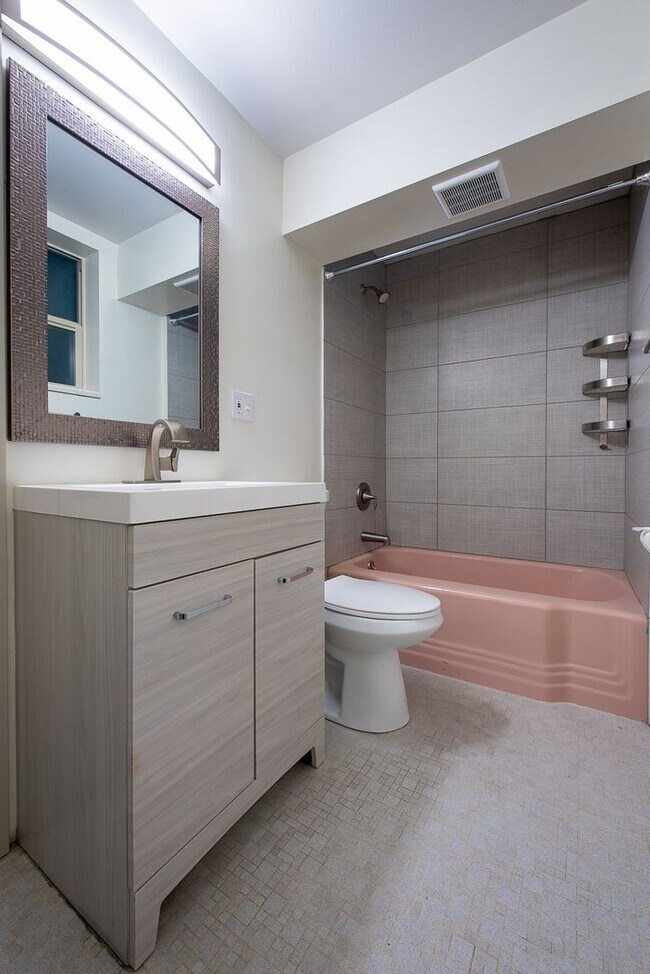 Building Photo - Spacious 1Bed/1Bath Ground Floor Apartment...