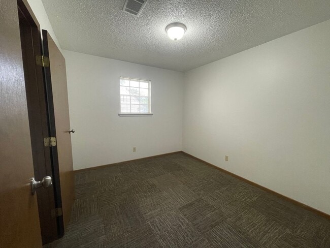 Building Photo - New Listing!