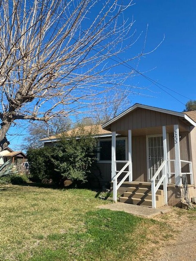 Primary Photo - 5233 Wyandotte Ave