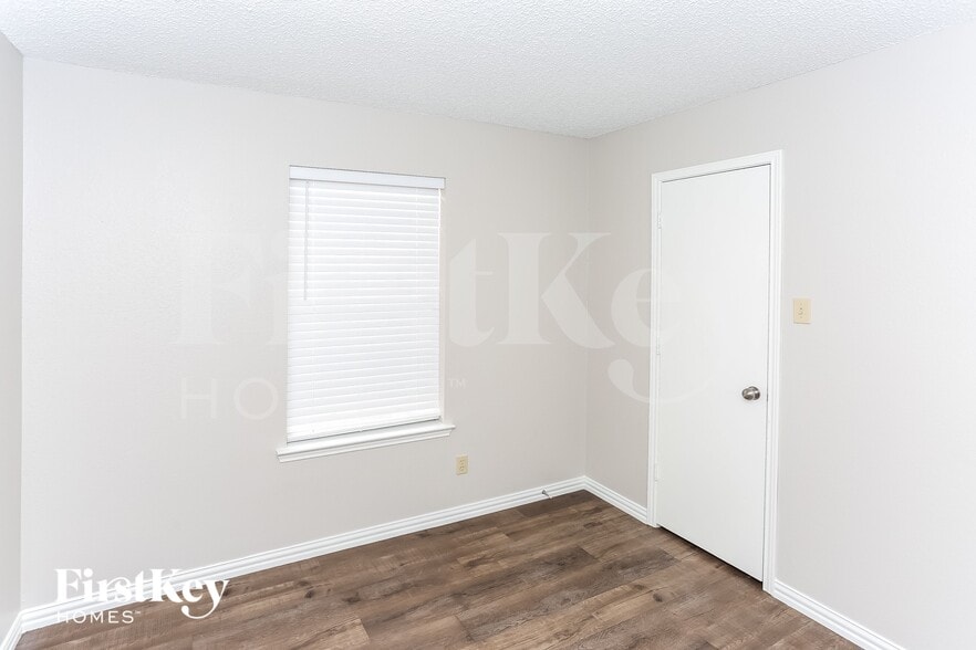 Building Photo - 210 Arabian Ln