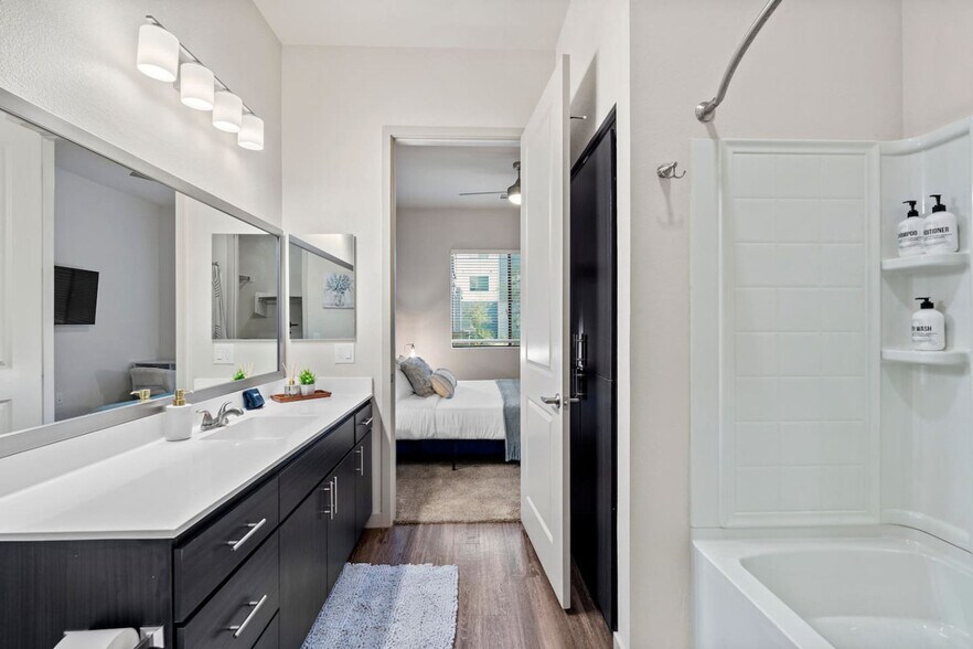 Building Photo - 500 W Broadway Rd