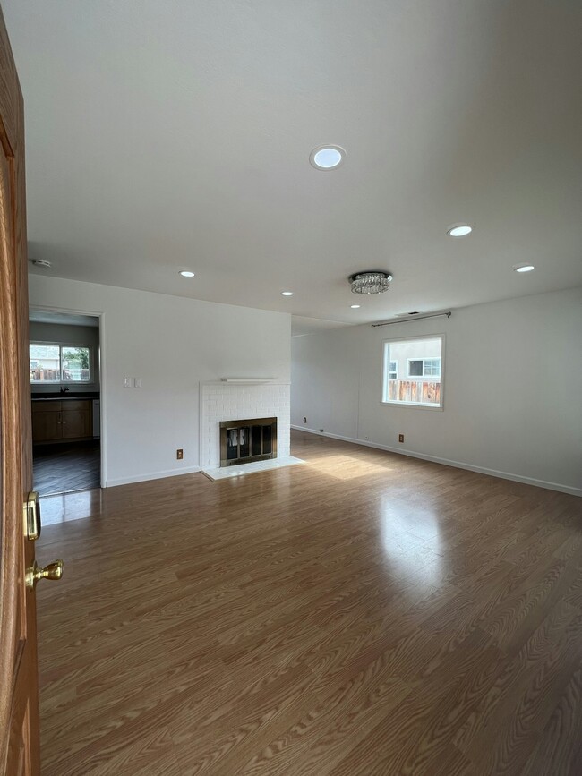 Building Photo - 40458 Landon Ave