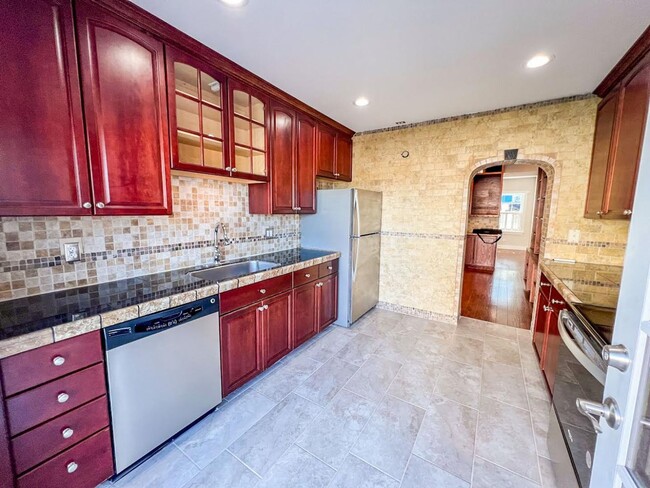 Building Photo - Recently Renovated 3-Bedroom, 2 Bath Bridg...