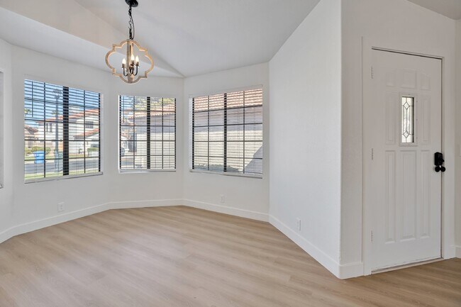 Building Photo - Beautiful home in gated community in Ahwatukee now available!