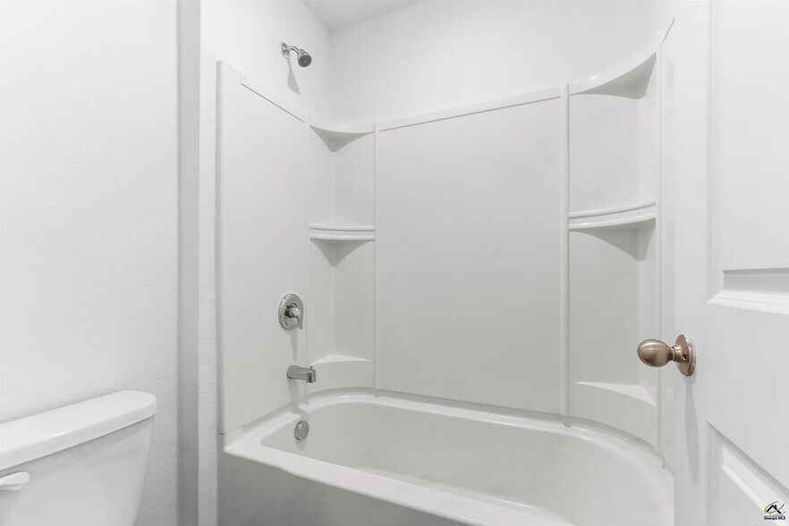 Shared Hallway Bathroom - 3335 Bridgewood Dr