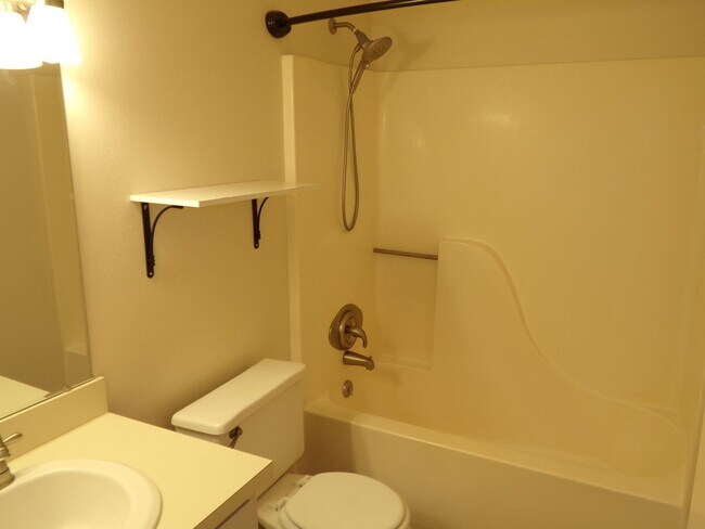 Building Photo - 127 Village Ct